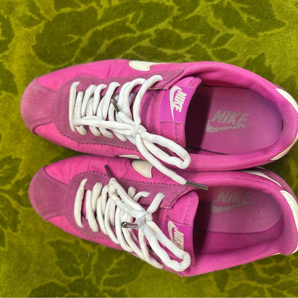 Nike Women's Vibrant Pink Sneakers Cortez Fushia size 9